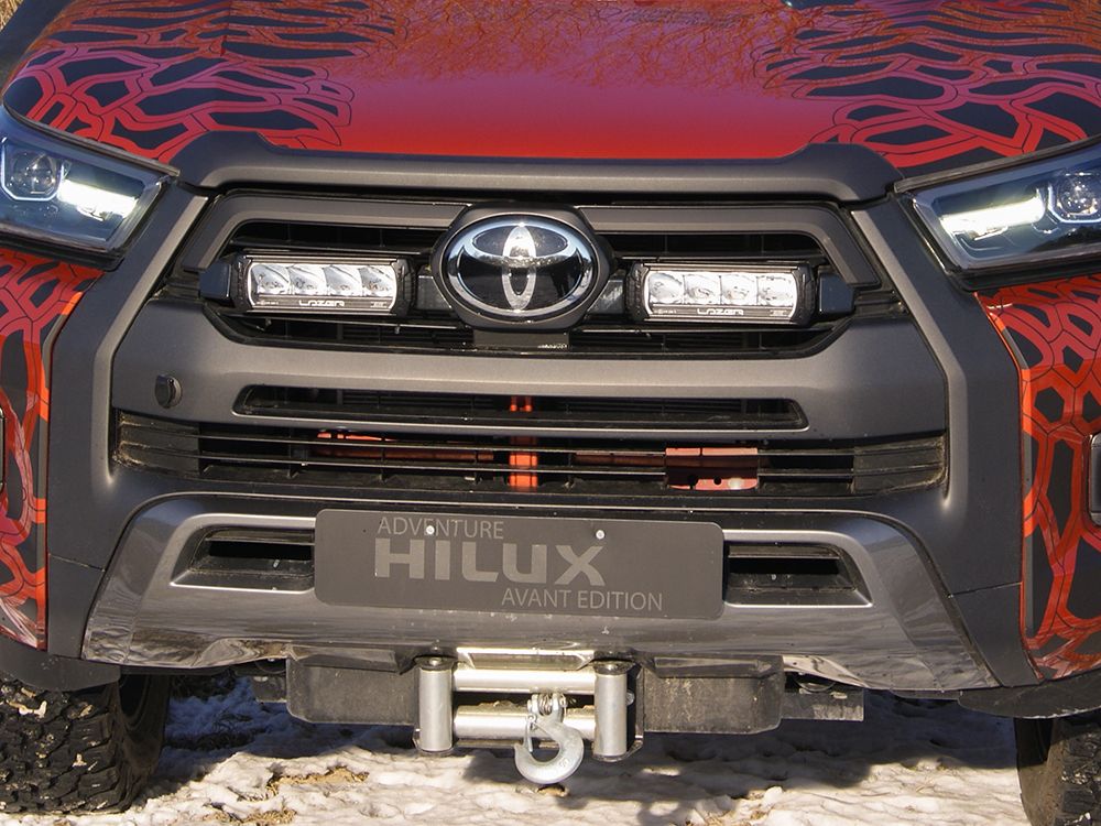 Σετ τοποθέτησης γρίλιας για Toyota Hilux Invincible X (2021+) με Triple-R 750 (Με Φώτα θέσης και Φάρο) 10800 Lumens - Image 2