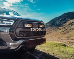 Alternative view of Σετ γρίλιας για Toyota Hilux GR Sport (2023-2024) με Triple-R 750